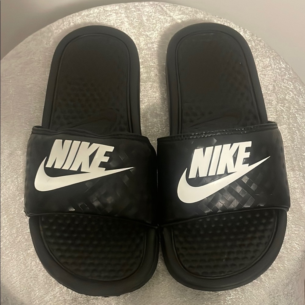 Nike Black and White Slide Sandals women Size:5 (B5)”✨